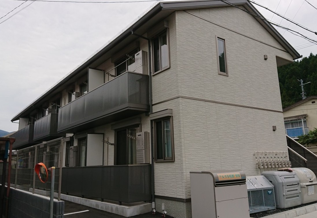 釜石市小佐野町のアパートの外観です。
