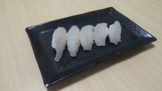 釜石の漁港で釣れたマハゼの寿司です。