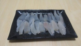 岩手県釜石市の漁港で釣れたマハゼの刺身です。