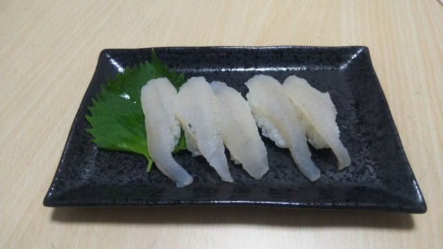 岩手県釜石の漁港で釣れたハゼの寿司です。